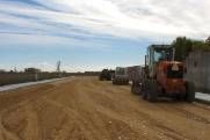 Máquinas trabajando esta semana en el vertido de la zahorra en las calles del polígono industrial