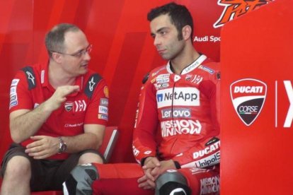 El italiano Danilo Petrucci (Ducati), que hoy ha mejorado el récord de Jorge Lorenzo en Malasia, conversa con uno de sus técnicos.