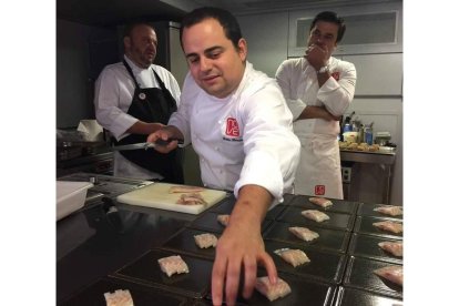 Cocineros del grupo gallego en medio de los fogones. DL