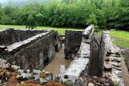 Los muros de esta herrería de 1788 han sido de nuevo afianzados para rememorar su uso industrial. DL