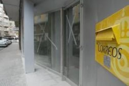 Imagen de la oficina de Correos, en su entrada por Ordoño III