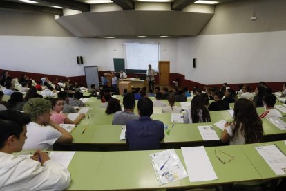 Alumnos de la Ebau de junio durante la celebración de la prueba en Derecho. MARCIANO PÉREZ