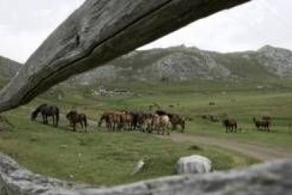 Vista parcial del Puerto de Pinos, con la denominada casa Mieres al fondo