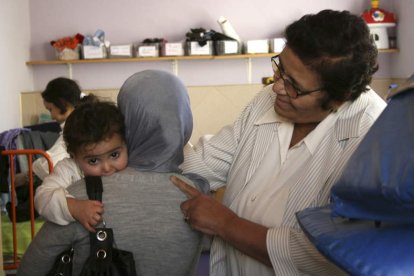 Aicha Chenna, fundadora de Solidaridad Femenina, pionera en la defensa de las madres solteras, junto a una de las mujeres y su hijo.