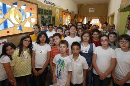 Alumnos y alumnas del Ponce de León que desarrollaron el Musearte, junto al director en una de las galerías de exposición.