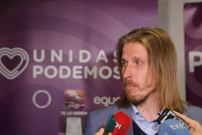 El secretario general de Podemos Castilla y León, Pablo Fernández, presenta a los candidatos al Congreso y Senado por la provincia leonesa