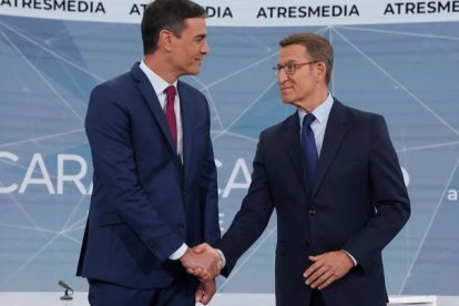 Pedro Sánchez y Alberto Núñez Feijóo, durante el debate electoral. JUANJO MARTÍN