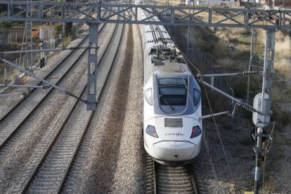 Uno de los trenes Alvia que circulan entre Gijón y León. RAMIRO