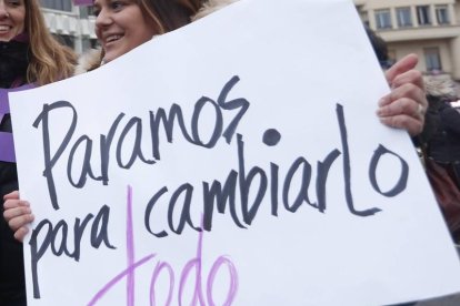 Una mujer lleva una pancarta reivindicativa de la filosofía del 8-M.