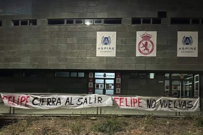 Las pancartas colgadas enfrente de las oficinas en el Reino de León, la rotonda con el escudo del club y algunas pasarelas sirvieron como soportes para decir adiós a Felipe Llamazares. DL