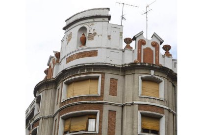 Fachada del edificio, con parte de la misma desprendida.