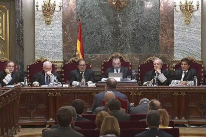 Imagen de la señal institucional del Supremo, con Oriol Junqueras (de espaldas en el centro). TS