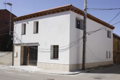 El edificio que acogerá el centro de interpretación de los monasterios de Gradefes. CAMPOS