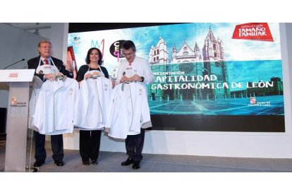 Antonio Silván, Josefa García Cirac y Juan Martínez Majo exhiben las chaquetillas de chef con el logotipo de la capitalidad gastronómica. NACHO GALLEGO/EFE