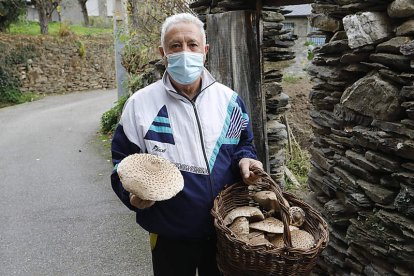 Imagen de un cabreirés tras una jornada micológica. MARCIANO