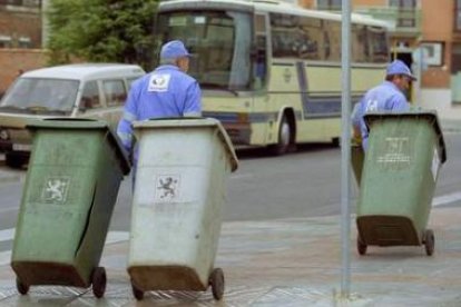 La nueva dotación de contenedores, papeleras y ceniceros se repartirá por la ciudad.