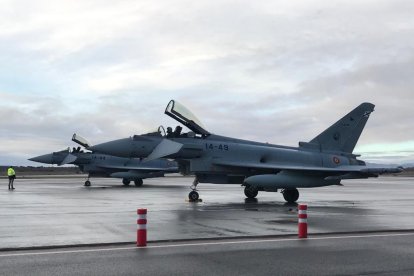 Uno de los dos Eurofigther del Ala 14 en la pista del Aeródromo Militar de León hoy miércoles. DL