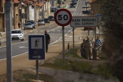 El rey Felipe y su séquito llega a San Miguel del Camino, hoy a mediodía. FERNANDO OTERO