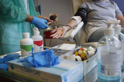 Una voluntaria dona su sangre en el centro de salud de José Aguado. ARCHIVO