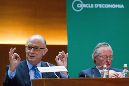 Cristóbal Montoro, junto al presidente del Círculo de Economía, Josep Piqué.