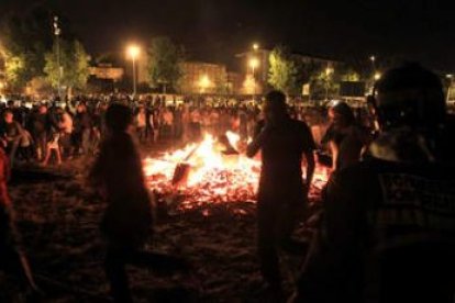 Centenares de personas se congrearon ayer en la hoguera frente a la plaza Cruz de Miranda.