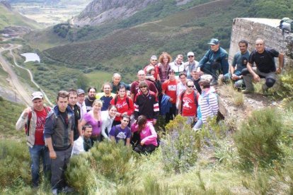 Varios alumnos durante la visita al Fortín de Alboleya.