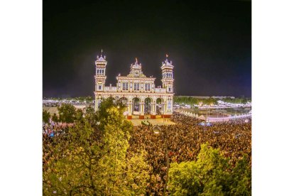 Encendido del recinto ferial, que se prolongará hasta el 29 de abril. RAUL CARO