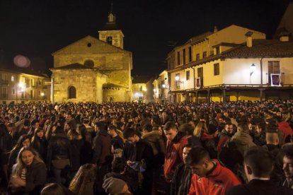 Cita de los participantes de Genarín en la plaza del Grano el pasado Jueves Santo por la noche.