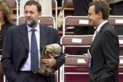 Rajoy y Zapatero al término del desfile militar con motivo de la fiesta nacional del 12 de octubre