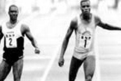 Carl Lewis, a la derecha, fue el peor enemigo de Johnson, a la izquierda