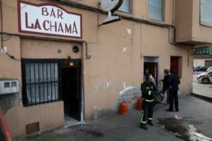 Los bomberos y la policía se desplazaron hasta el bar de Cuatrovientos donde se produjo el accidente