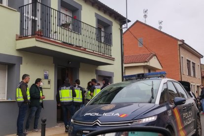 Los agentes irrumpen en casa del presunto atracador. DL