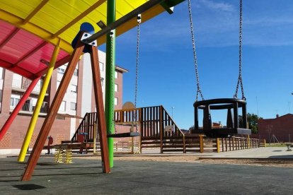 Una de las cestas para los bebés en un parque de Valencia. DL