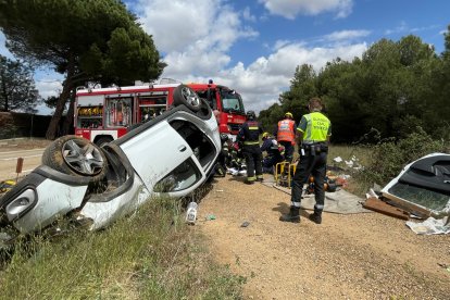 En el accidente intervinieron los Bomberos, la Guardia Civil y Sacyl. LUIS CANAL