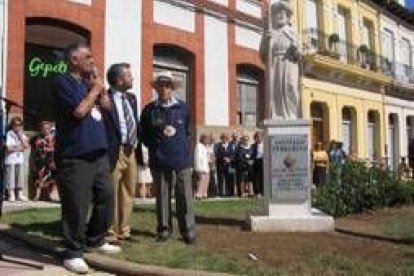 Arturo Cabo, José Miguel Palazuelo y Conrado Blanco, durante la bendición de la nueva escultura