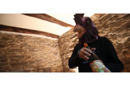 La gallina es la imagen de Gallina de Piel y posa con una botella del vino Lagalin en la bodega de Olga Verde, en Otero de Toral. ANA F. BARREDO