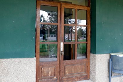 Puerta con los cristales rotos de la casa de Mansilla de las Mulas donde tuvo lugar el asesinato. MARCIANO PÉREZ