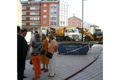 El alcalde supervisó ayer el derribo del edificio de la calle Ortega y Gasset