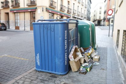 Contenedores colmados en el centro de León. ARCHIVO