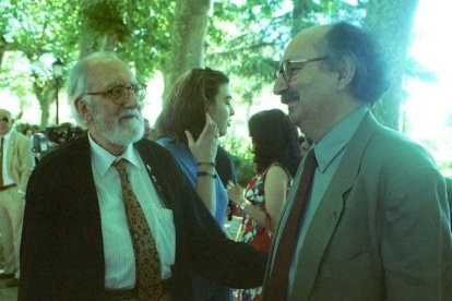 Antonio Pereira y Antonio Colinas durante la Fiesta de la Poesía en Villafranca