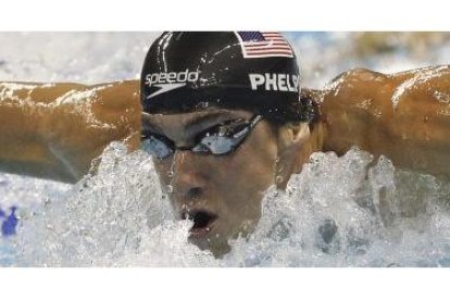 El nadador estadounidense Michael Phelps compite en la semifinal de 200m.