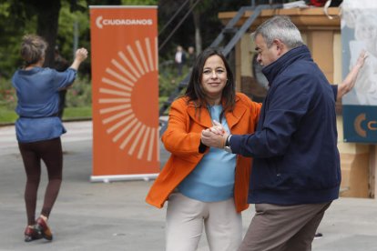 Gemma Villarroel con Justo Fernández en el baile vermú organizado en La Condesa. FERNANDO OTERO