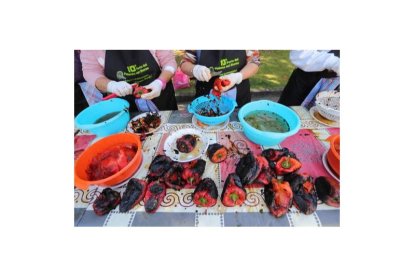 Pimientos asados en la feria agraria en Carracedelo. L. DE LA MATA