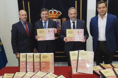 El presidente de las Cortes de Castilla y León, Carlos Pollán recibe el proyecto de ley de Presupuestos de la Comunidad para 2023 de manos del consejero de Economía y Hacienda, Carlos Fernández Carriedo. R. GARCÍA