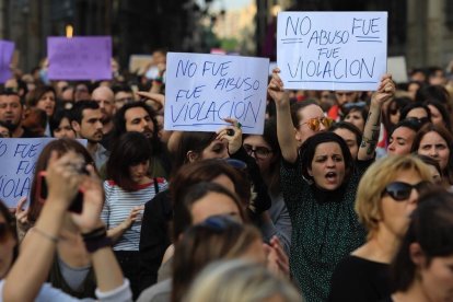 Concentración en la plaza de Sant Jaume, de Barcelona, contra la sentencia de La manada. /