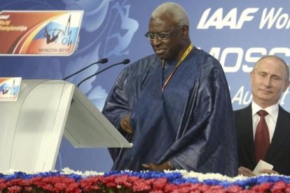 Lamine Diack, expresidente de la IAAF, junto al presidente ruso Vladímir Putin, en la inaguración del Mundial de Atletismo de Moscú, en agosto del 2013.