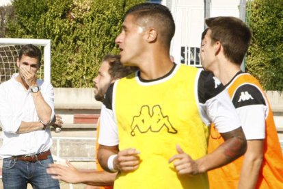 El entrenador de la Cultural Víctor Cea, a la izquierda, junto a algunos de los jugadores que componen la plantilla de la Cultural. RAÚL CALLEJA