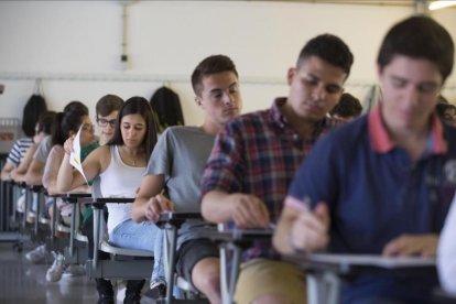 Estudiantes durante las pruebas de acceso a la universidad, en la UPC, el pasado junio.