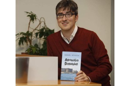 El escritor y médico forense afincado en León Daniel Bóveda sostiene su novela ‘Anomalía Danduke’. RAMIRO