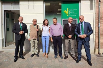 Asistentes a la inauguración de la oficina, en la calle Padre Isla. DL